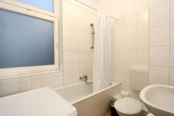 sowie Wannenbad mit Fenster