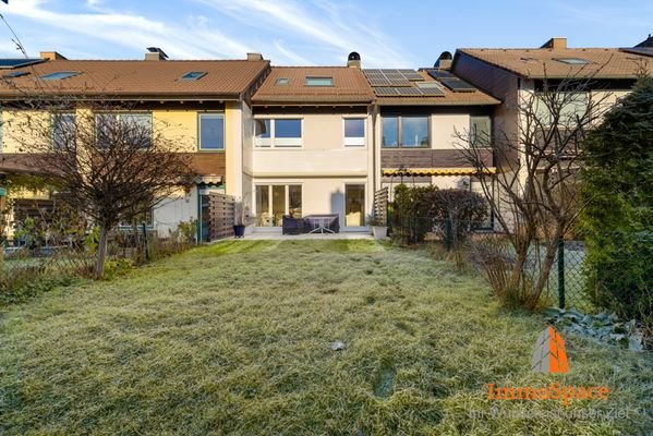 Großer Gartenbereich mit bestehendem Baum- und Strauchbestand