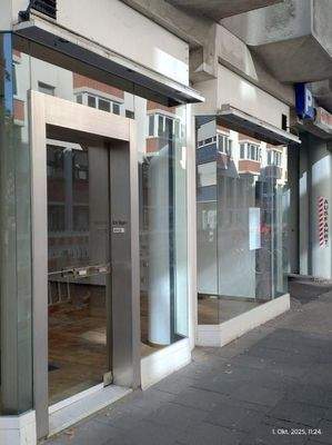 Schaufenster 2, rechts mit Eingang