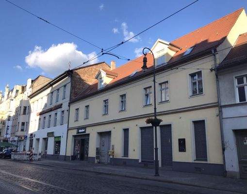 Laden links im gelben Haus