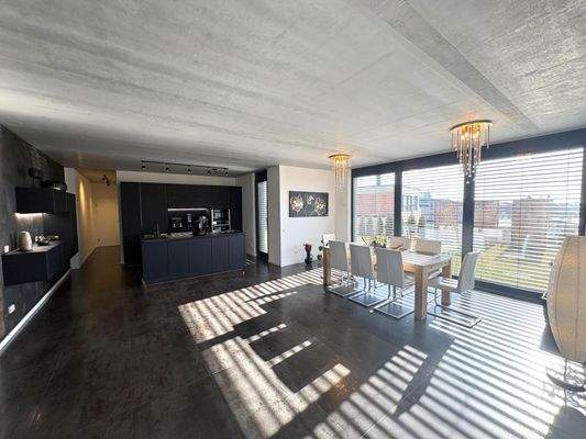 Wohnzimmer mit offener Küche