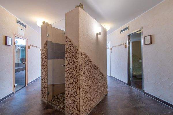 Saunabereich mit zwei Duschen