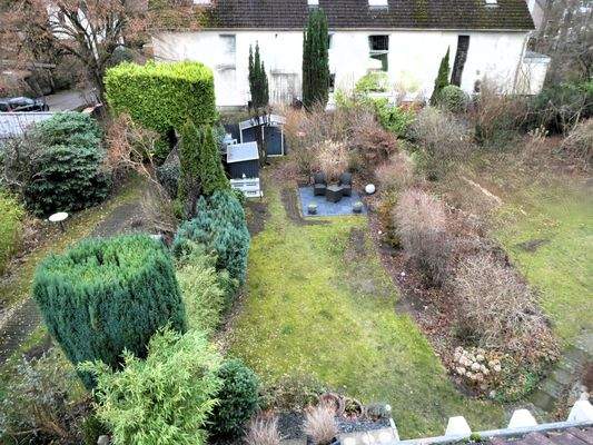 Sicht aus dem Fenster in den Garten