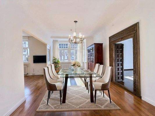 Erker-Esszimmer mit KI