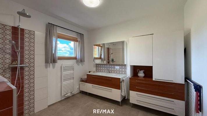 Badezimmer mit Dusche und WC