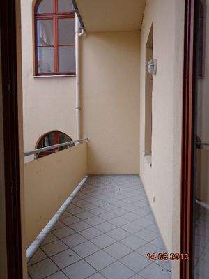 Schmaler Balkon mit Fliesen