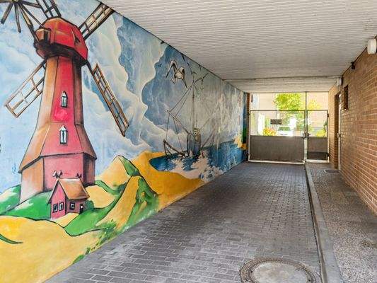 Einfahrt um abgeschlossenen Stellplatz