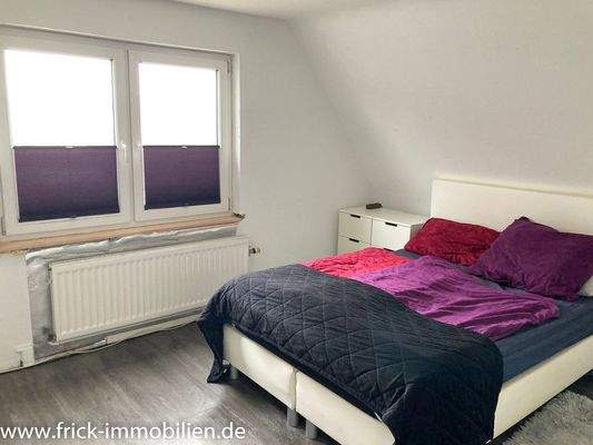 14-Schlafzimmer DG.JPG