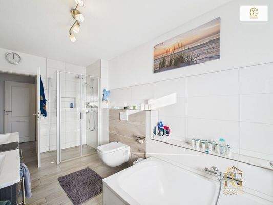 Badezimmer EG mit Badewanne/Dusche