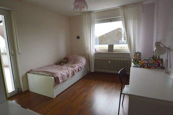 Obergeschoss-Zimmer 1 mit Zugang Balkon 