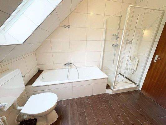 Das Vollbad im Obergeschoss