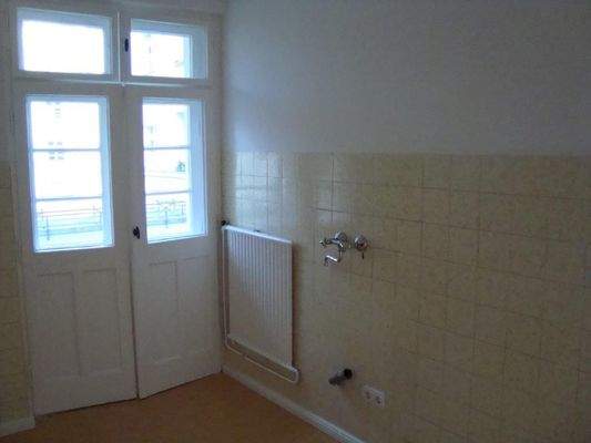 Küche mit Zutritt zum Balkon