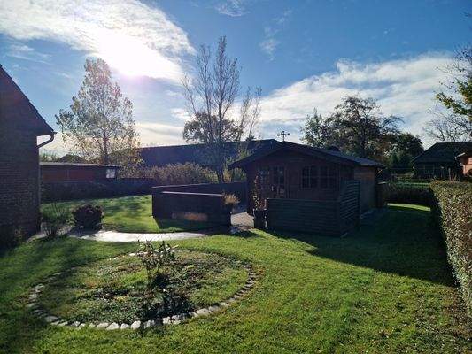 Blick in den pflegeleicht angelegten Garten