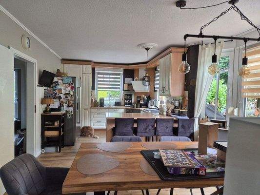 Blick von der EBK in den Wohn- Essbereich