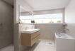 Modernes Badezimmer mit Badewanne und großzügiger, bodengleicher Dusche