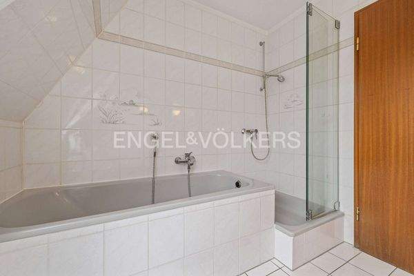 Weitere Ansicht vom Vollbad im Obergeschoss 