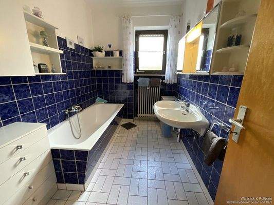 Tageslichtbad mit Badewanne und Waschbecken