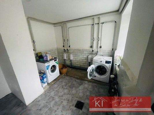 Waschmaschinenraum neben Hauseingang