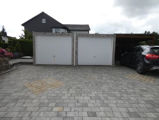 Zwei Garagen und ein Carport