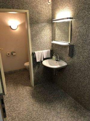 Büro 1 - WC mit Dusche 