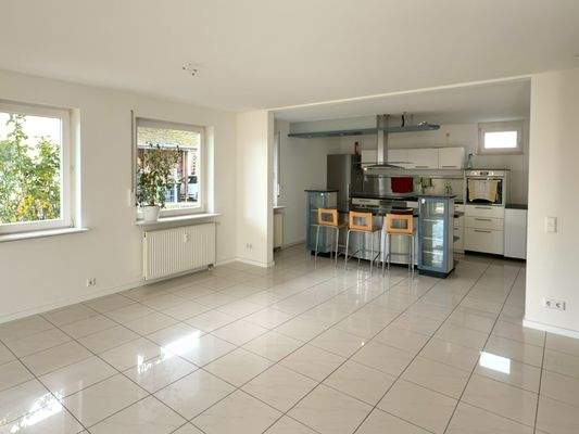 Blick zum Koch- und Essbereich