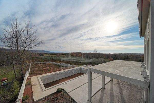 Einmalige Lage mit Pool