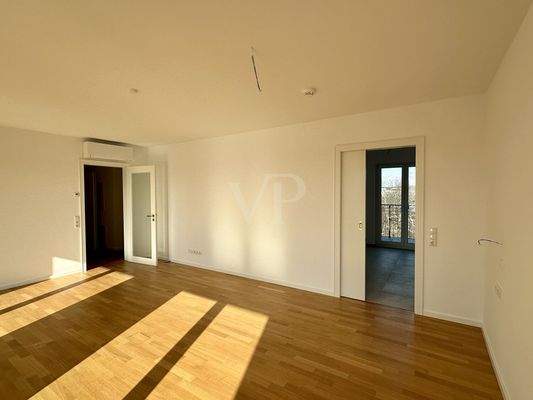 Großzügiges Wohnzimmer mit direktem Zugang zur Küche