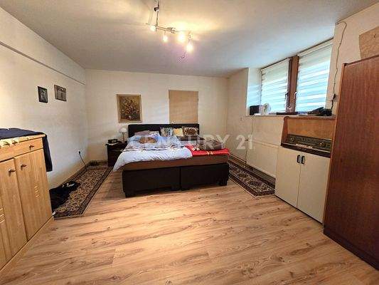 Großes Schlafzimmer der Einliegerwohnung