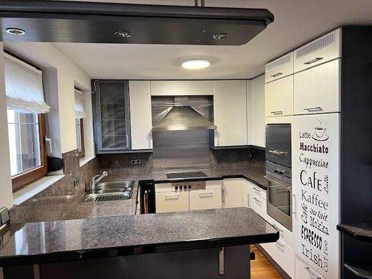 Einbauküche mit Essbar