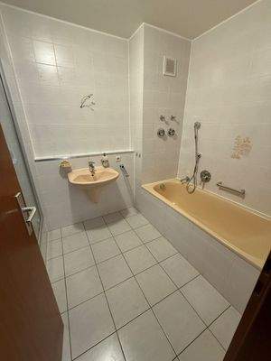 Masterbad mit Badewanne u. Dusche