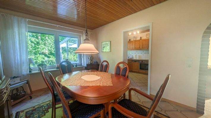 Esszimmer mit Zugang zur Küche