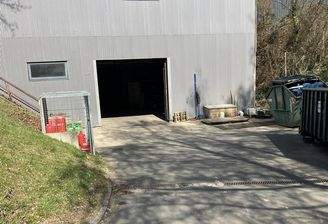 Einfahrt mit Rolltor 