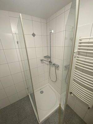 Dusche mit Handtuchtrockner