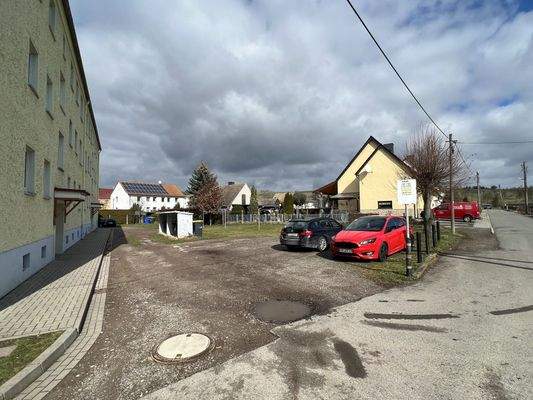 7 - Grundstück vorne mit Stellplätzen