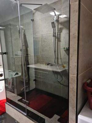 Großes Bad mit Dusche