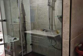 Großes Bad mit Dusche