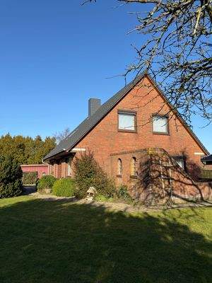 Hausansicht mit Garten (8)