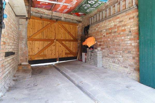 Garage / Durchfahrt zum Garten