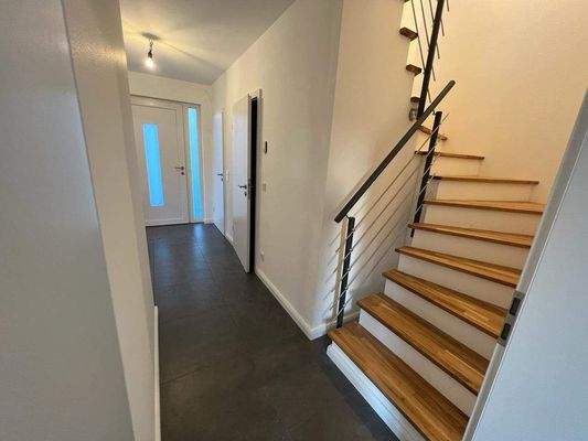 BEISPIELBILD Flur mit Treppe 