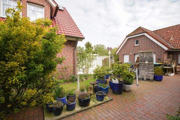 Blick zum Gebäude im südlichen Gartenbereich (befindet sich im Nießbrauch)