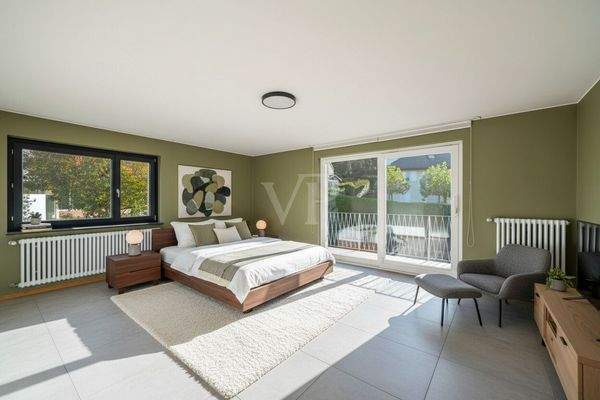 Schlafzimmer im Obergeschoss mit Ausgang zum Balkon-Visualis