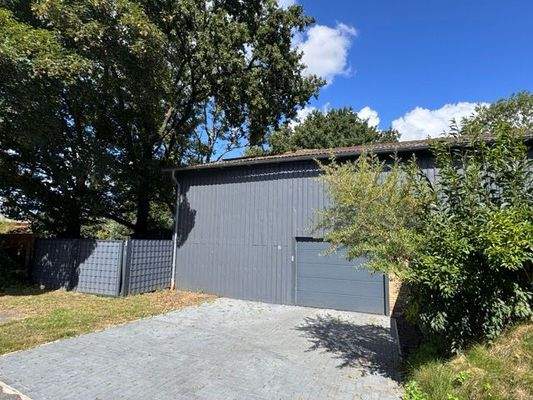 Vorderansicht mit Garage und Stallgebäude