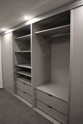 Waschküche mit Einbauschränken