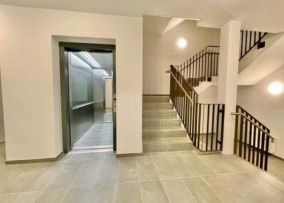 Fahrstuhl + Treppenhaus