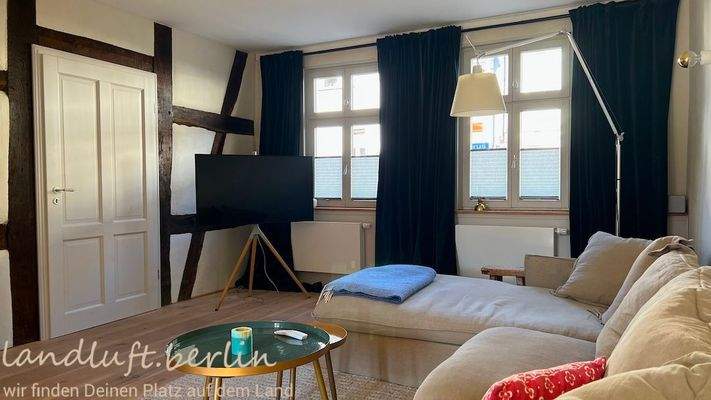 Wohnzimmer mit Fenster zur Straße .jpg