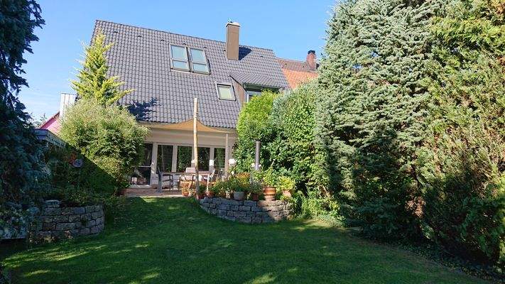 Rückseite mit Terrasse