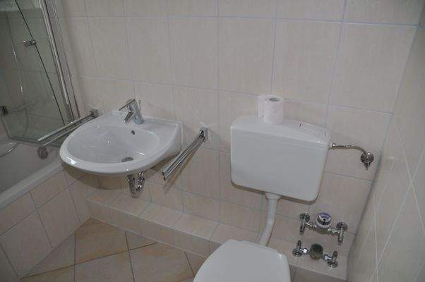 Waschtisch und Toilette