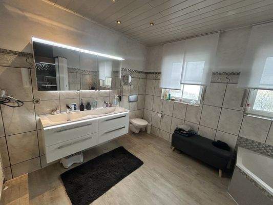 Bad EG mit Dusche, Wanne und 2 Fenster 