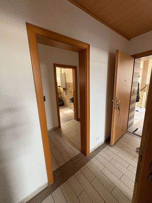 Flur mit Holztüren