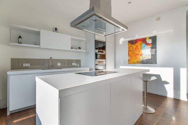 Moderne Bulthaup Küche mit Miele Geräten und einem Weinkühlschrank